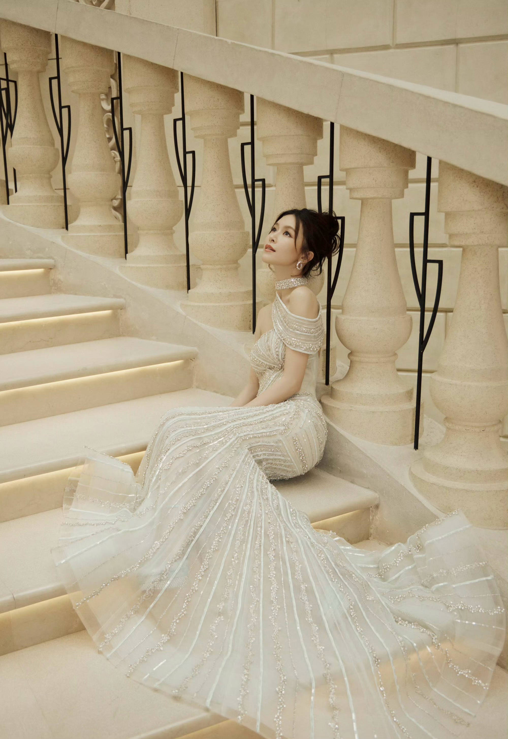 文咏珊珠光鱼尾裙 唯美梦幻尽显华丽_礼服_身姿_千金