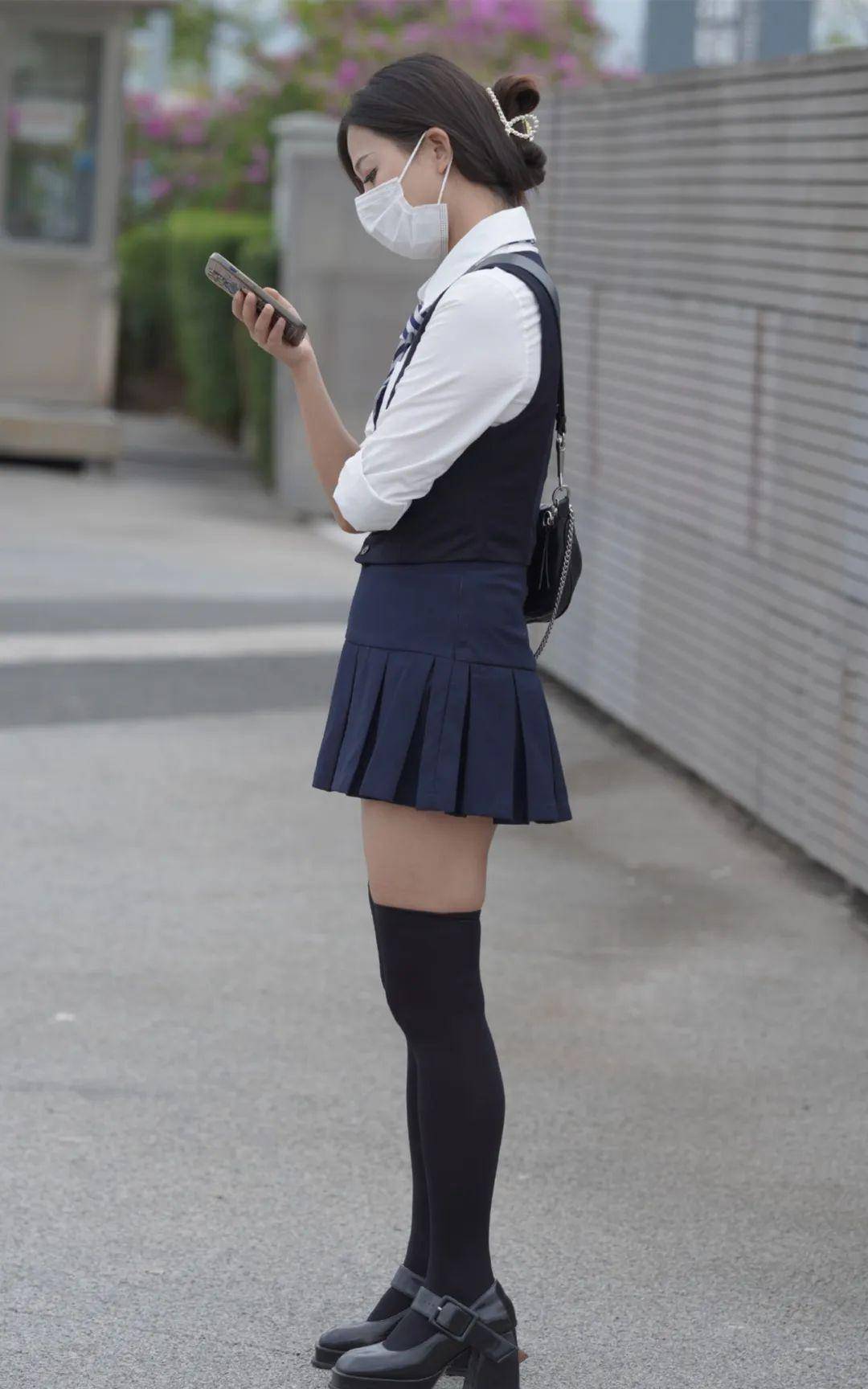 穿上百褶裙配长袜皮鞋,咱们一起来秀身材,变身时尚的小姐姐吧!