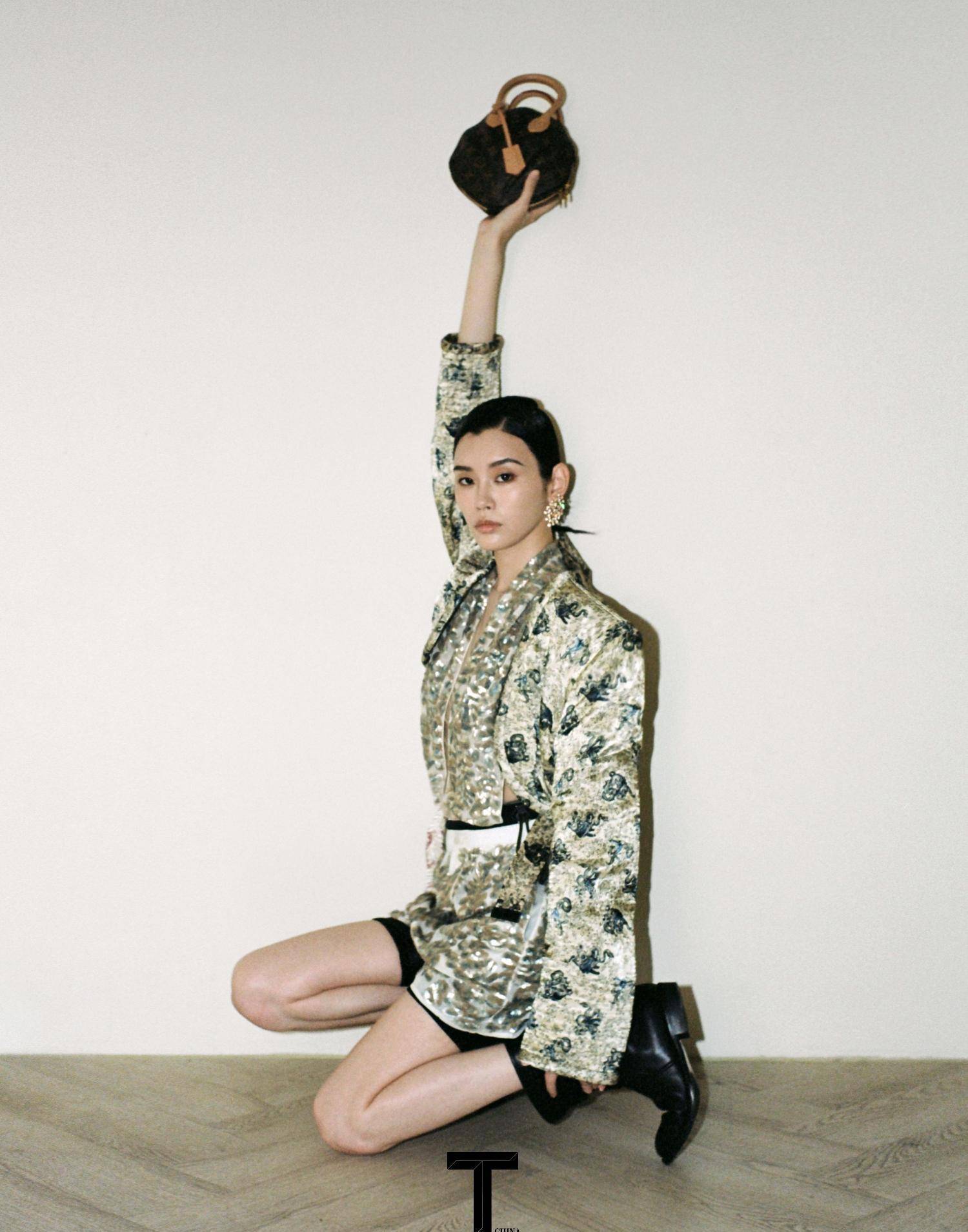 "维密超模"奚梦瑶登t锦绣封面,真空穿皮衣凹s型身材,太辣了_时尚_黑色