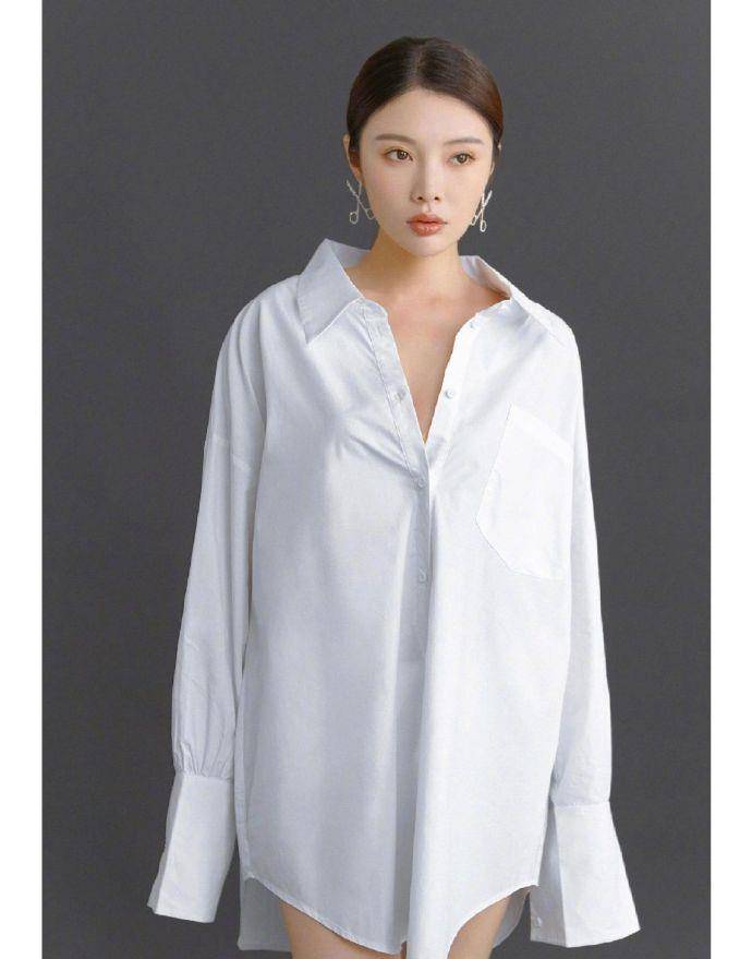 徐冬冬白衬衫演绎性感居家风,白色衬衣搭配高跟鞋,魅力十足_家居_发型