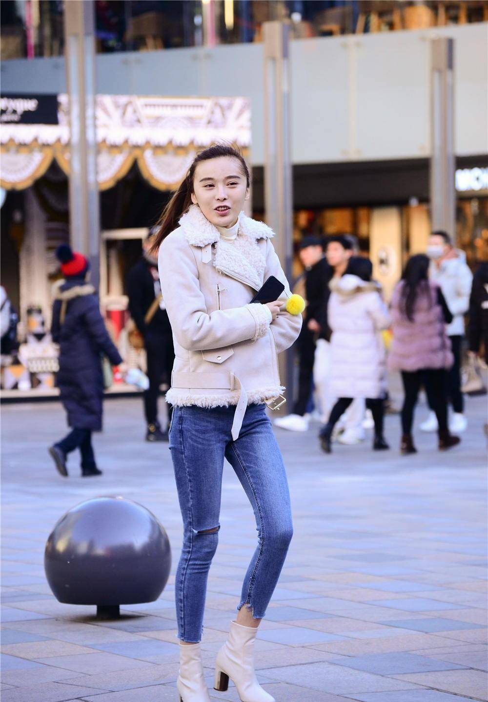 七分紧身牛仔裤,搭配白色粗跟短靴,不怕冷的冬季穿搭_感觉_风格_款式