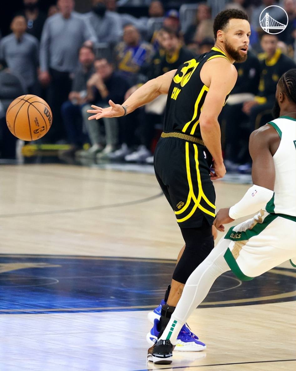 库里打疯:末节加时狂轰20分 包办制胜7分逆转绿军_布朗_金州勇士_犯规