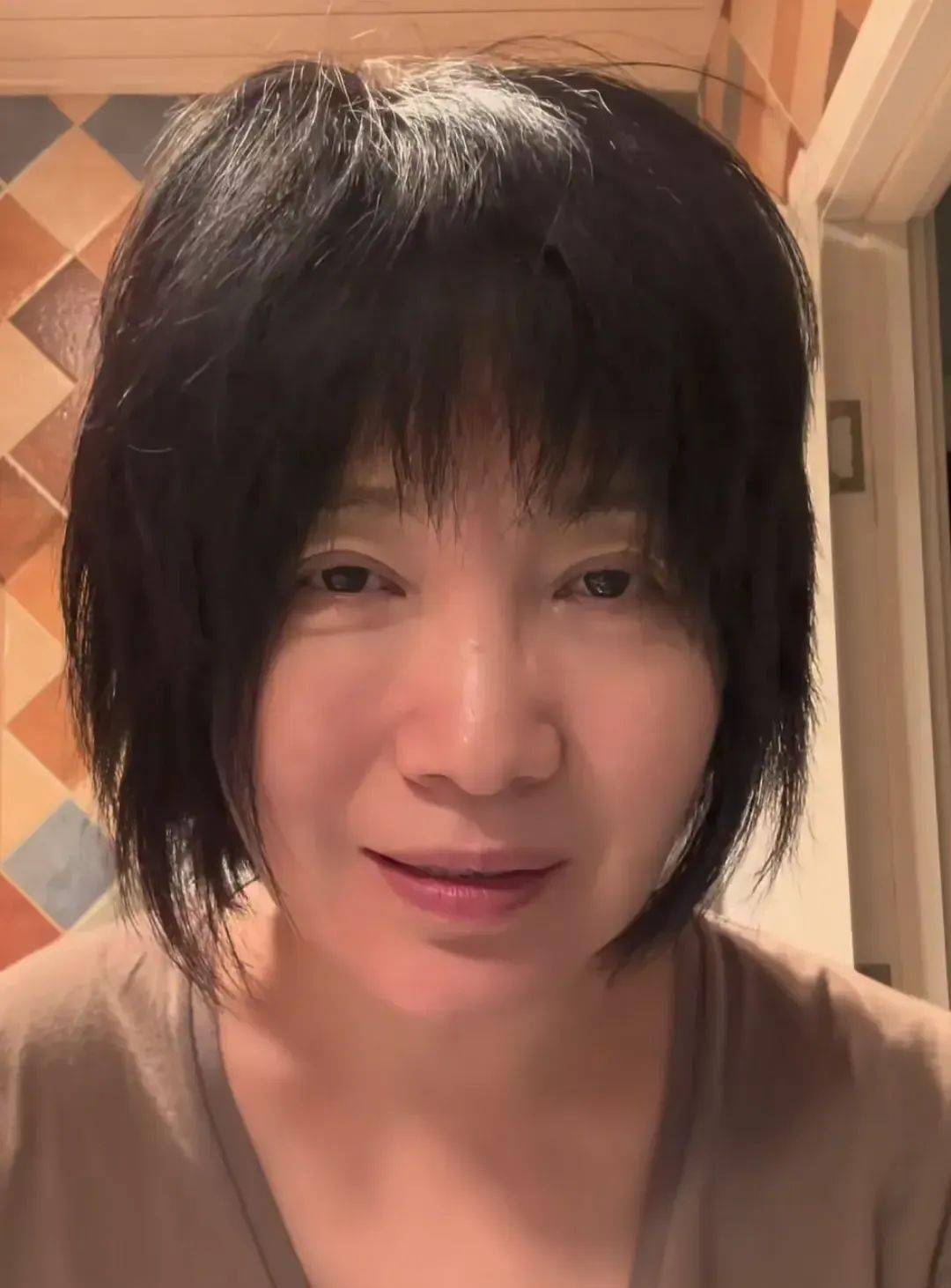 斯琴格日乐凌晨哽咽发声:过得不顺,磨难还在继续!疑与刀郎有关