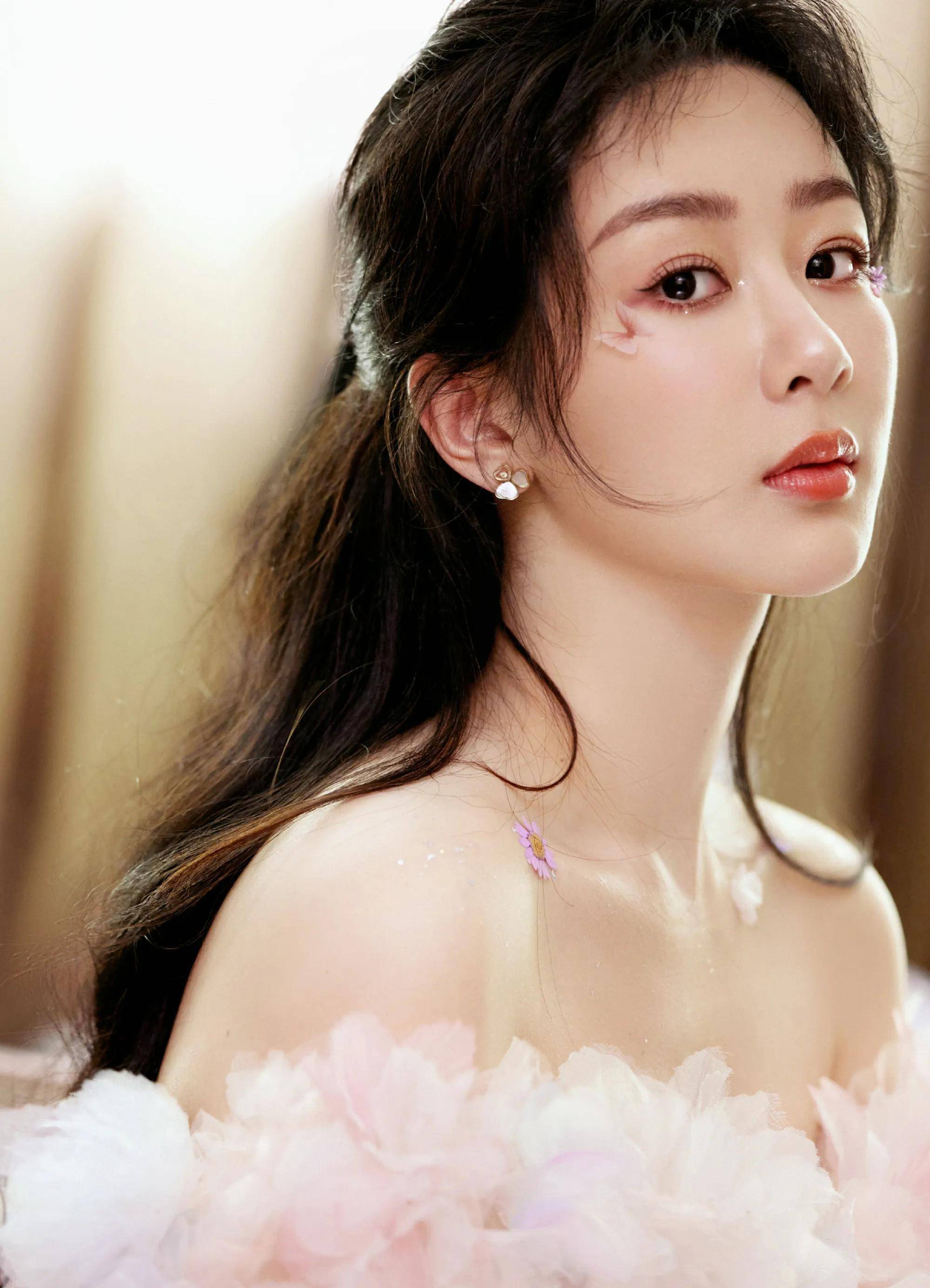 众星跨年晚会争奇斗艳 杨幂性感狂野 杨紫清新甜美 娜扎一身绿太妖艳