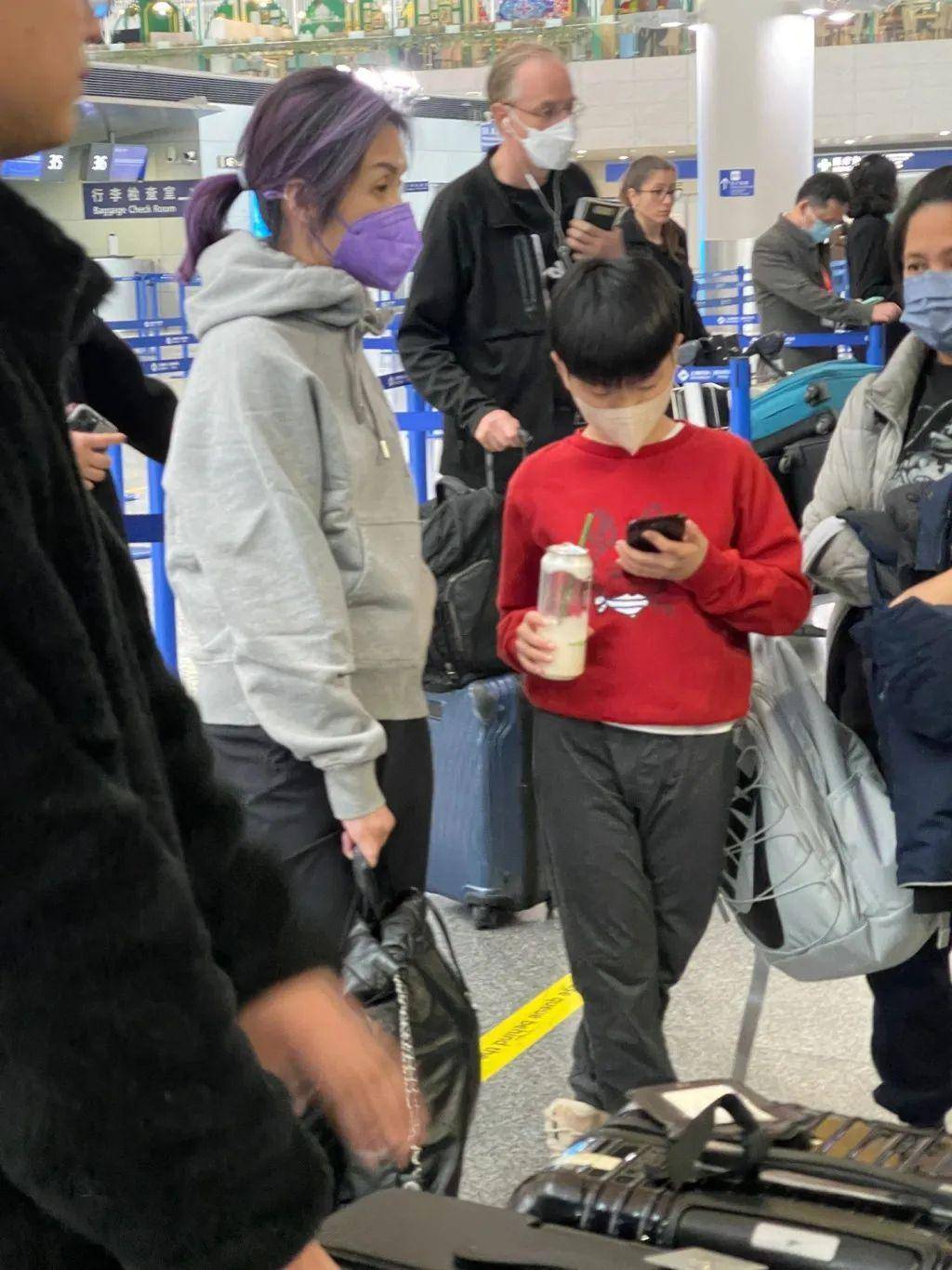 49岁杨千嬅机场照现老态,经典紫发变"老奶奶"_丁子高_torres_囝囝