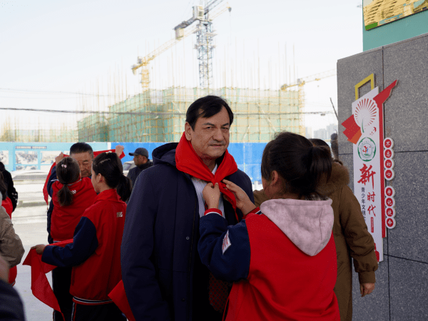 库尔勒市:喜迎"校友"归 爱心暖校园