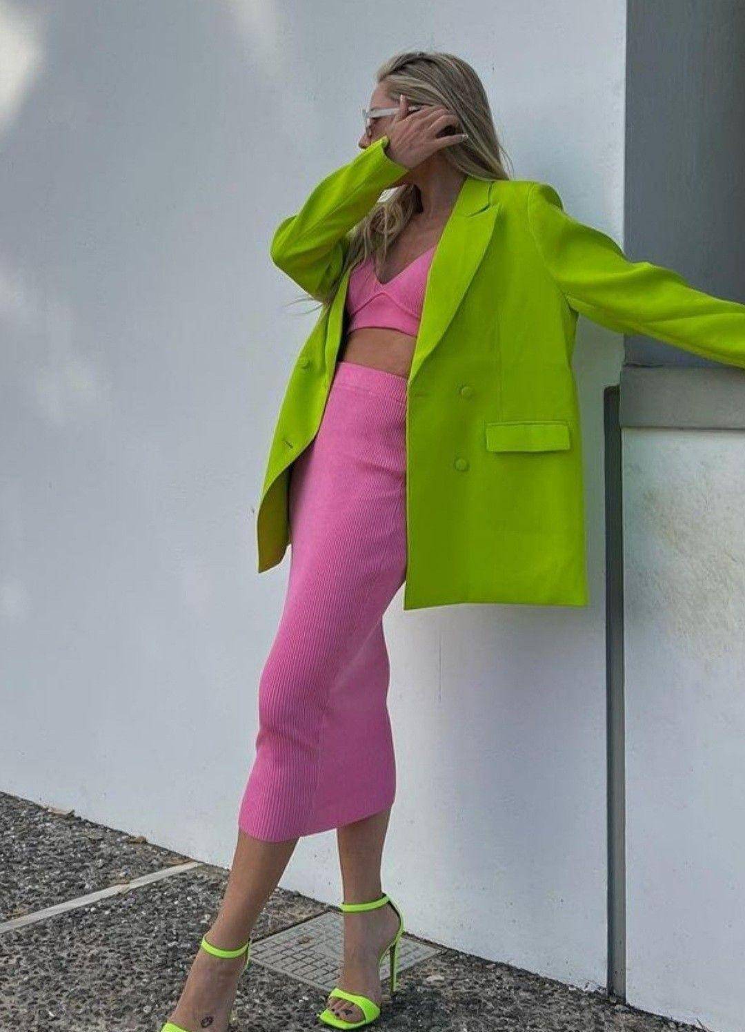 一抹明亮色暖暖过冬!_颜色_墨绿色_连衣裙