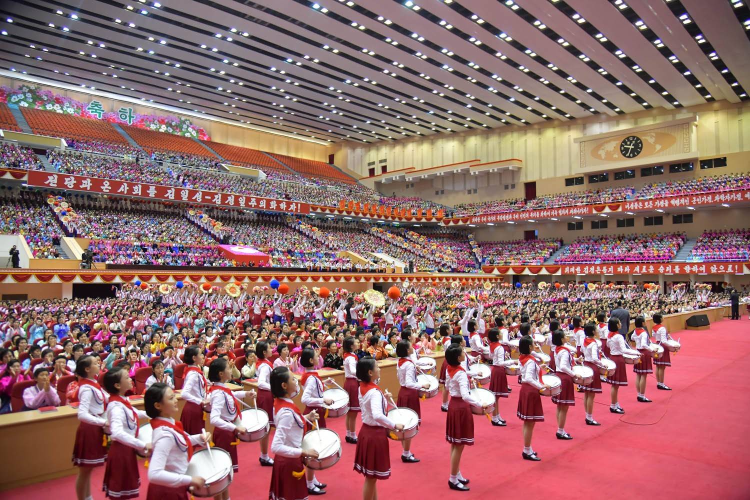朝鲜少年团祝贺团向与会者传达全国少年团员的热烈祝贺和问候.