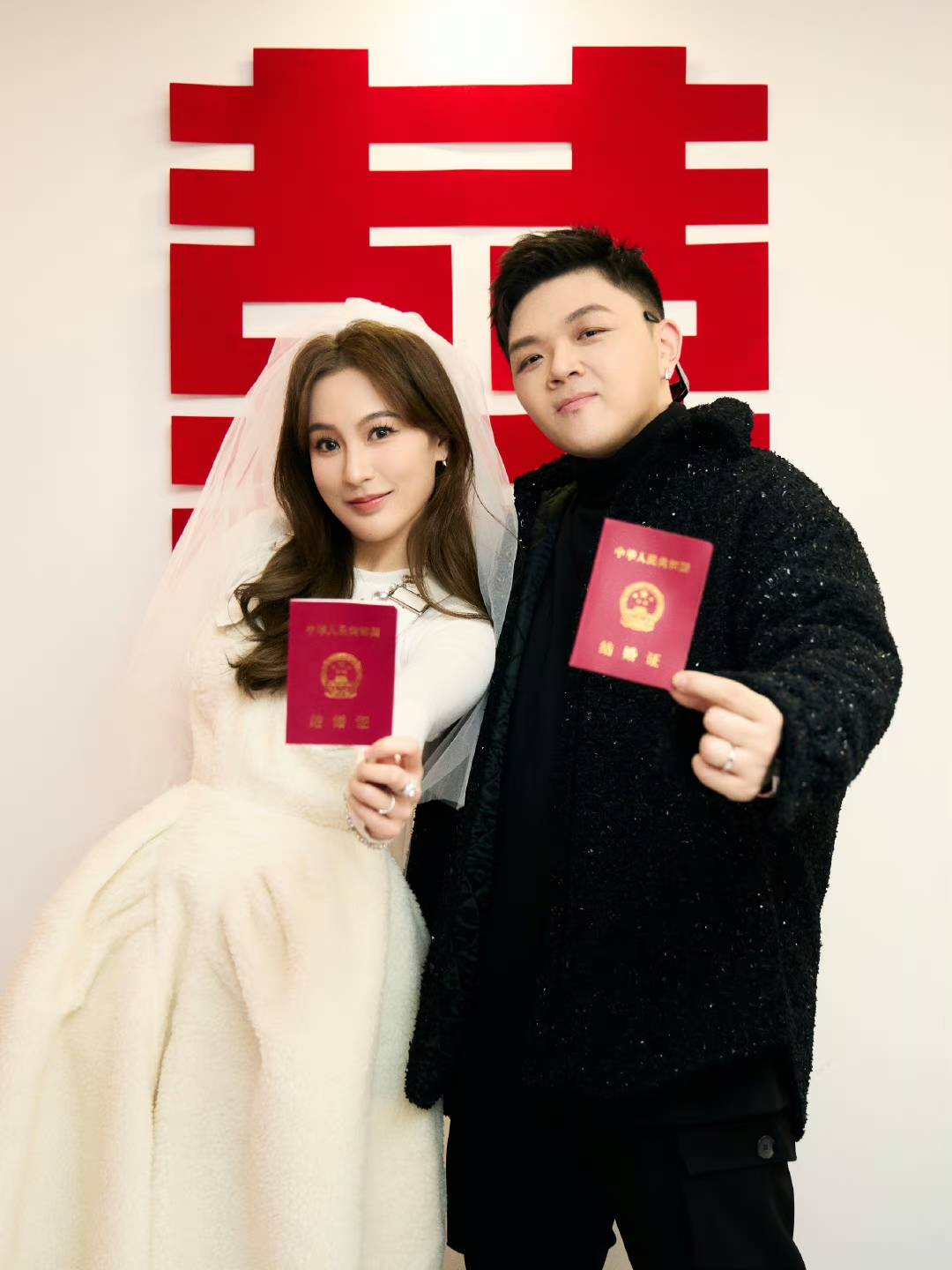 说唱歌手艾福杰尼官宣结婚,大量婚纱照曝光,老婆高颜值神似吴昕