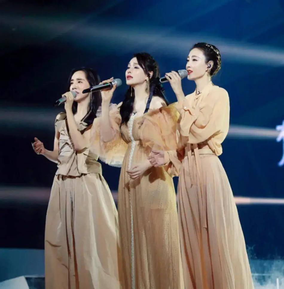 被说不会唱歌反感激,被说心机仍谦虚,王智这个女人活该被喜欢_伊能静