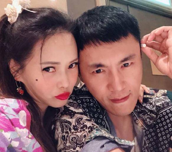 秦昊穿花衬衫唱歌痞帅十足,伊能静"望夫眼"抢镜,活该被宠上天_嘉宾