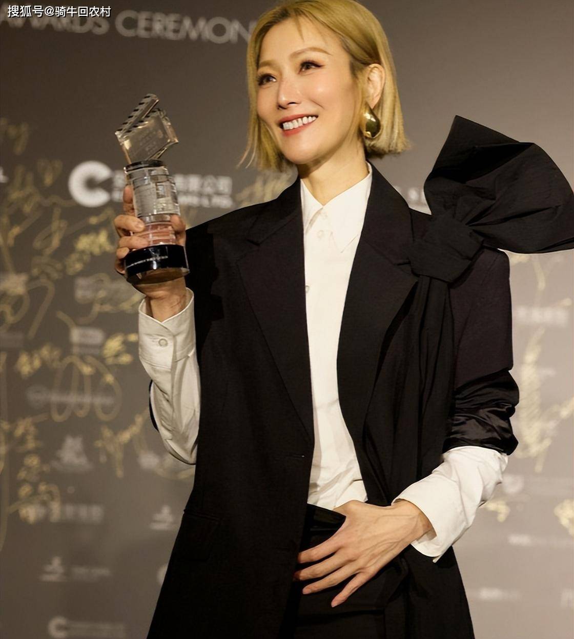 郑秀文生病半年未痊愈,许志安露面回应一脸担忧,首谈黄心颖结婚_婚姻