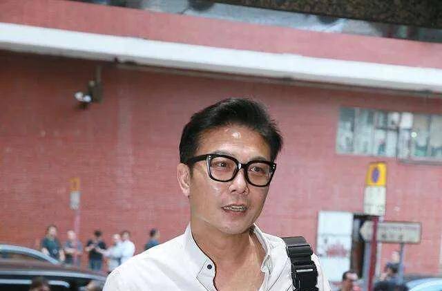 前妻是选美小姐,因偷拍八卦身败名裂,武打明星钱小豪的双面人生_电影