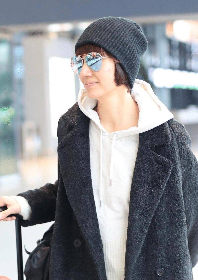 只需4件套:卫衣,羽绒服,大衣,牛仔裤_黑色_时尚_造型