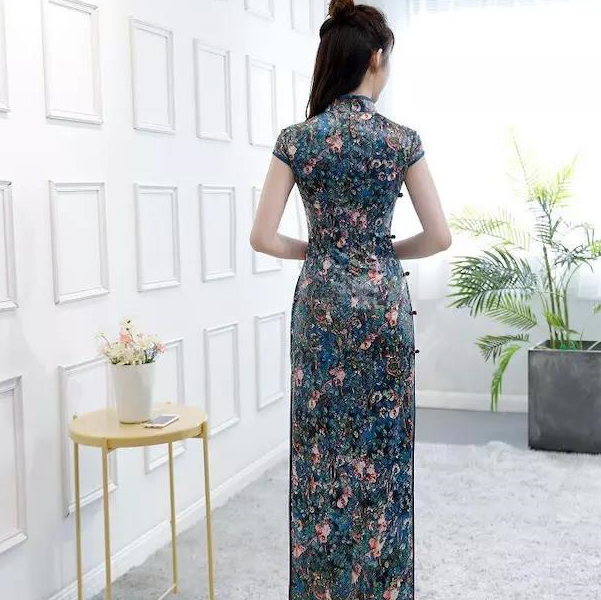 光是看旗袍美人的背影就有一种优雅魅惑之美,因为旗袍的美不仅仅是