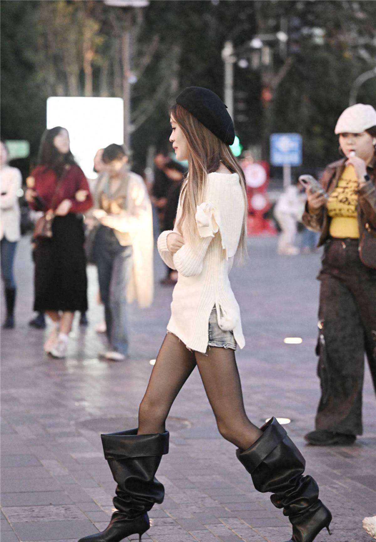 秋冬季节的长靴搭配,过膝的好看,还是不过膝更受欢迎呢?