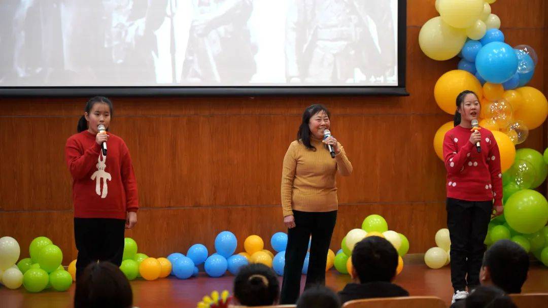 出席本次艺术节活动的嘉宾评委有:雨花台区实验小学党总支书记孔令松