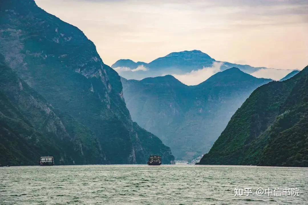 巫峽,攝影/李傑長江浩蕩而過,中梁山,銅鑼山,明月山,黃草山等平行嶺被