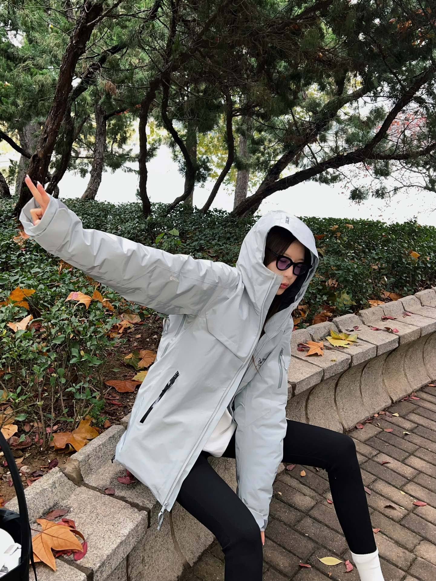 始祖鸟硬壳连帽羽绒服滑雪服真假对比