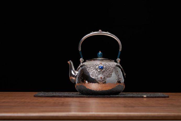 大人気新品  古銀 茶壺 耕閑 造 「純銀鏨刻鍍金纏枝花卉紋檀木側把手執壺 その他