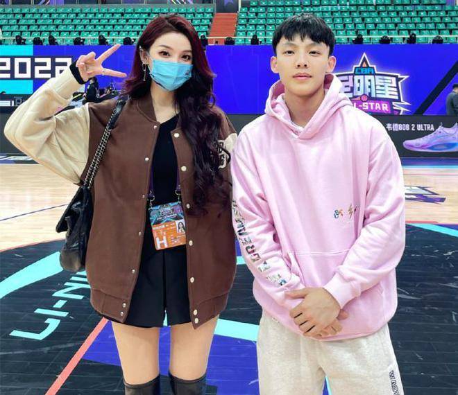 原创
            女啦啦队明星追逐徐杰，杜锋为何拖徐杰回更衣室？徐杰的反应太搞笑了