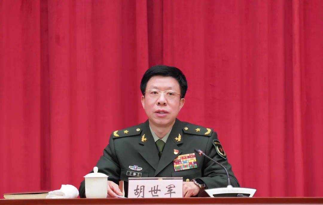 会上,胡世军宣读上海警备区党委关于李晨昊同志任宝山区人武部党委第