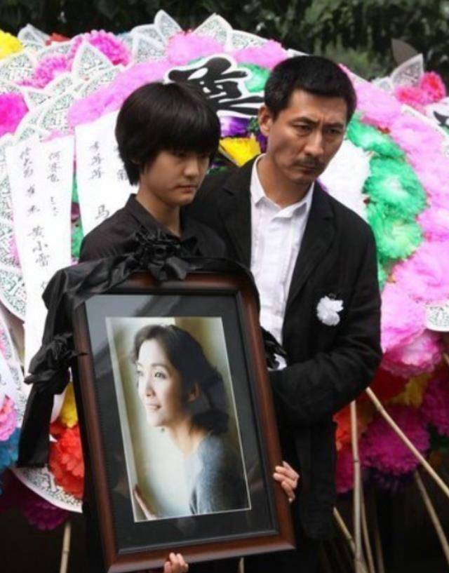 "神剧专业户"张子健,前妻患癌执意离婚,后娶清华才女得幸福_李婷