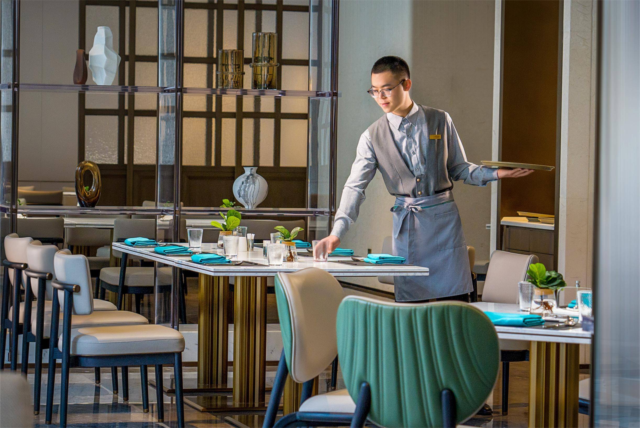 锦澜中餐厅位于酒店一楼和二楼,完美融合川蜀文化底蕴与现代时尚美学