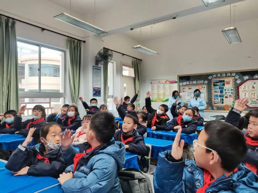 杨凌高新小学举办"预防近视·光明未来"科普讲座_姿势_眼睛_检查