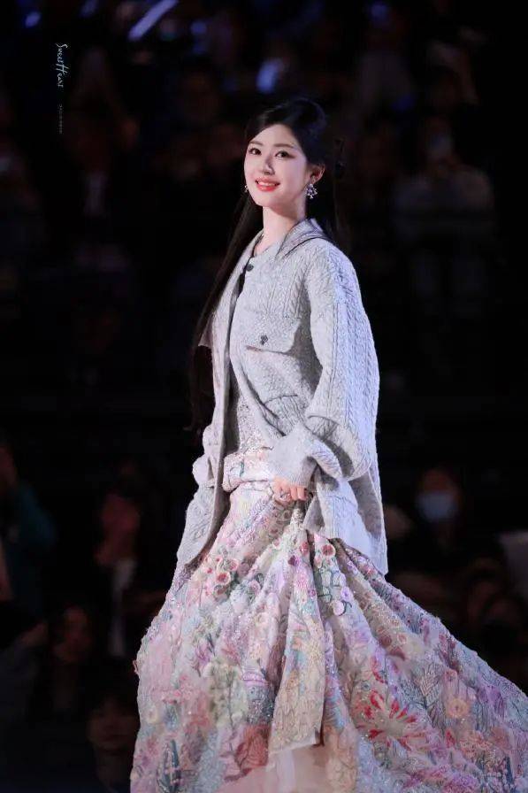 澳门这一夜,倪妮周雨彤撞衫,宋茜热舞火辣,沈腾秀情商一路握手_明星