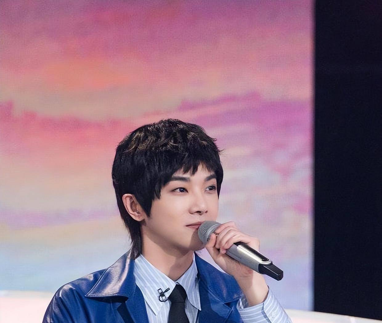 华晨宇又换白发造型了,非常像个纯情大男孩,完全看不出有个孩子_趣事