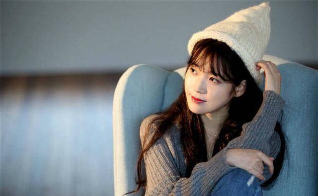 《iu的宅家信号》:李知恩"无表情"演唱10cm的《喜欢春天吗》_歌曲