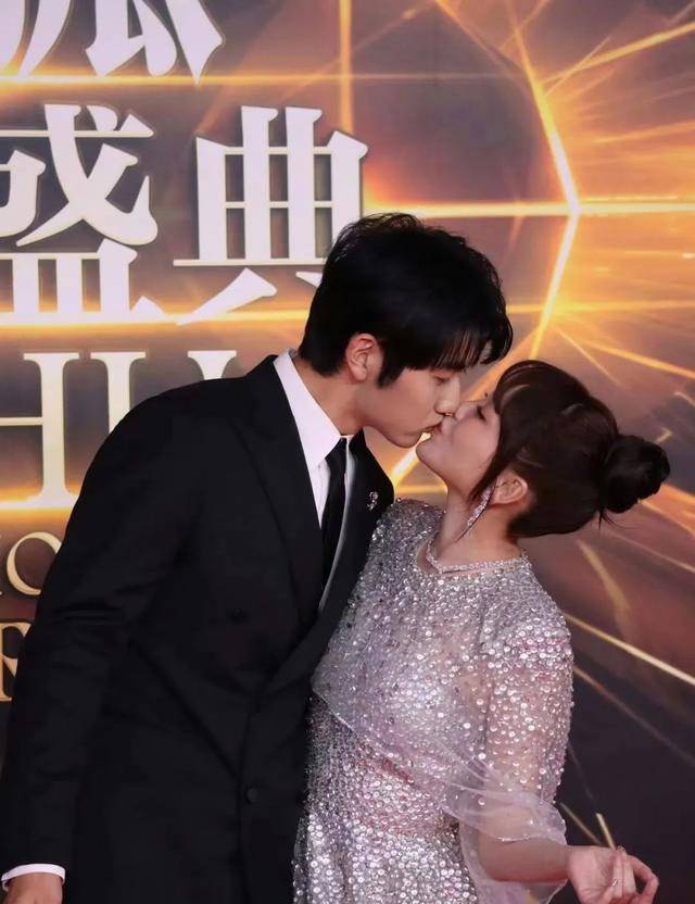 北京这一夜袁姗姗鼻子怪,娄艺潇脸肿,金莎与男友红毯接吻_穿着_礼服