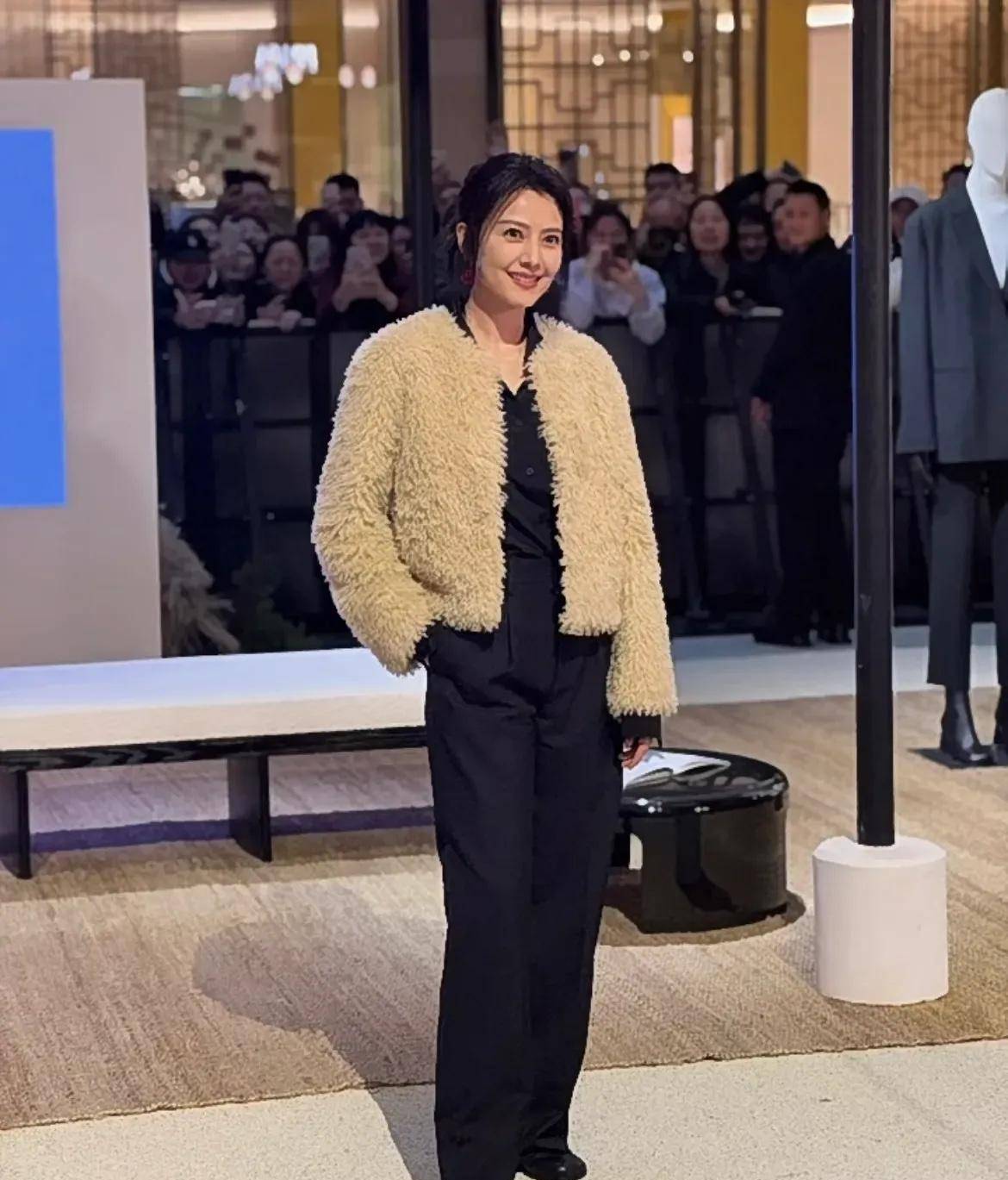 高圆圆跳伞进入重庆万象城,羔毛香风着装贵气精致,"优雅之美"走红