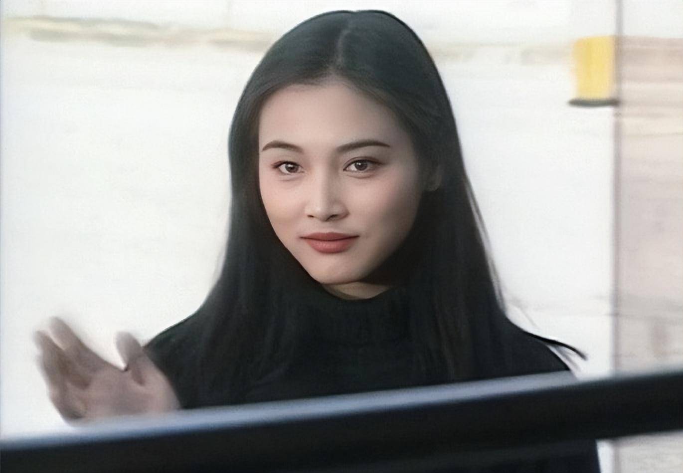张延是学舞出身的,1990年她参加了第二届"美在花城"选美大赛,凭借着