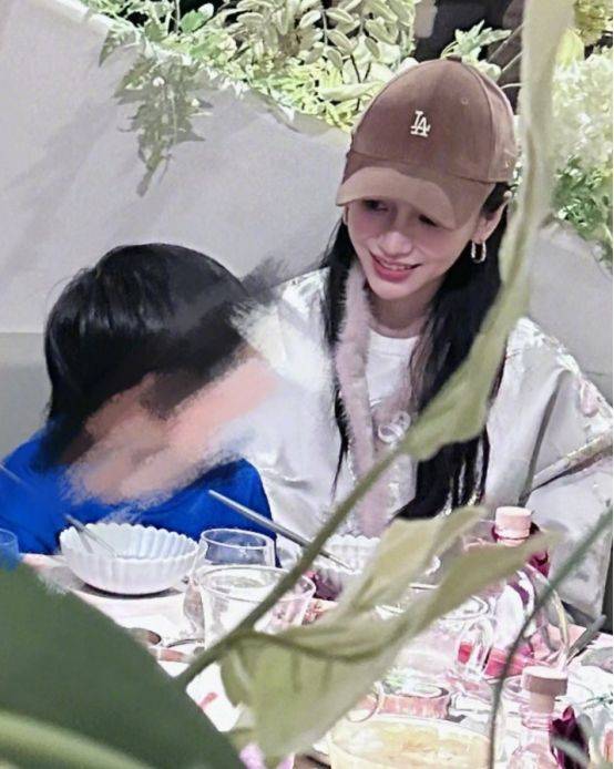 杨颖带小海绵冬至吃饭,穿新中式外套状态好,儿子获友人投喂_baby