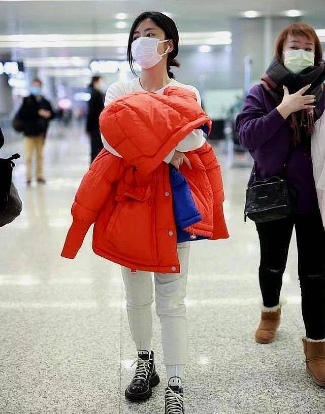 冬日里的小太阳,谭松韵冬季百变穿搭,女神范十足_白色_羽绒服_姐姐