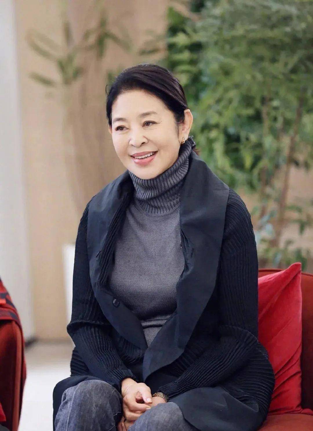 64岁倪萍同框68岁奚美娟,只差4岁,一个优雅奶奶,一个气质姐姐_材质