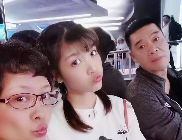 55岁虎艳芬的全家福,23岁嫁给苏志丹,31岁的女儿苏秋妍也已嫁人_生活
