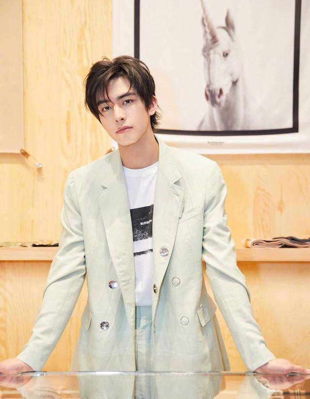 《彼岸花》开播:宋威龙携手前女友林允,带来与孪生姐妹虐心之恋_南生