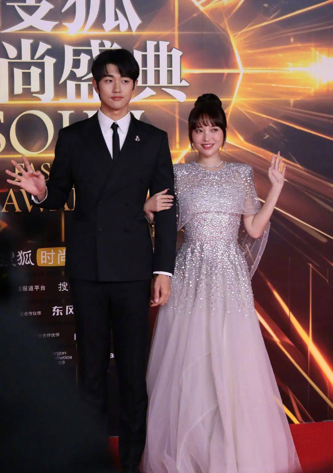 金莎孙丞潇红毯亲吻引发热议,网友:拉着小男友炒热度