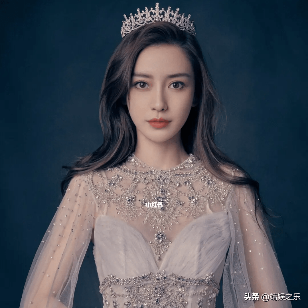 活动合照被人裁掉,穿二手礼服参加盛会,离婚后的杨颖真的不好过