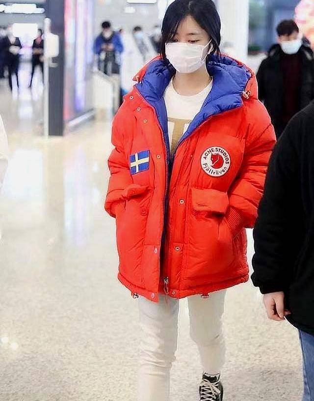 冬日里的小太阳,谭松韵冬季百变穿搭,女神范十足_白色_羽绒服_姐姐