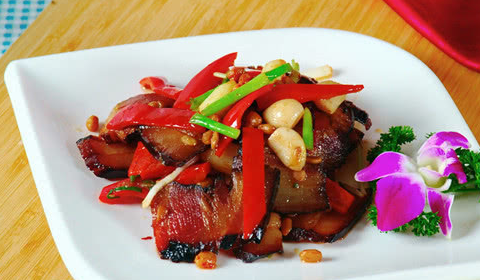 在自己家晾腊肉,却遭邻居举报,原因让人哭笑不得(图2) 在自己家晾腊肉,却遭邻居举报,原因让人哭笑不得(图2)