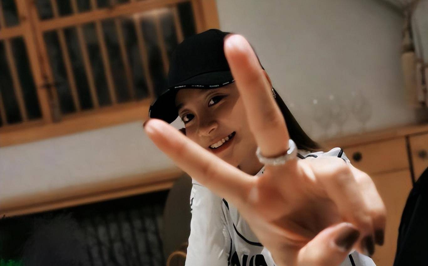 曹云金官宣恋情后,前妻唐菀晒照"比耶",手上婚戒成亮点_生活_唐菖蒲