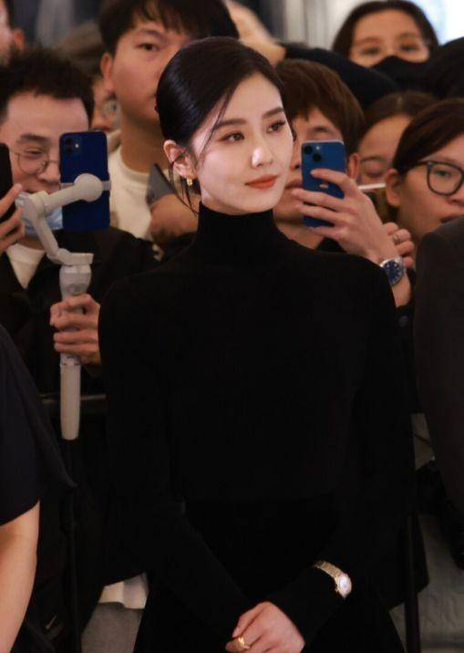 刘诗诗一袭黑衣现身上海某时尚活动,尽显优雅迷人魅力,国际范儿十足