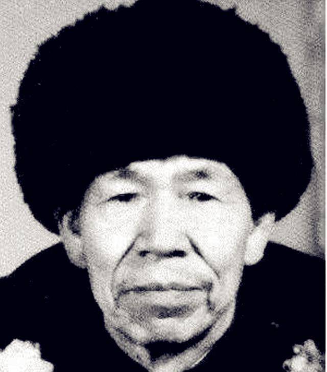 这个战斗英雄名为肖万世,1905年他出生于河北邢台,在22岁的时候,肖