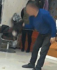 男子醉酒后掐着奶狗脖子摔打3次，狗狗被吓得大便失禁，瑟瑟发抖 
