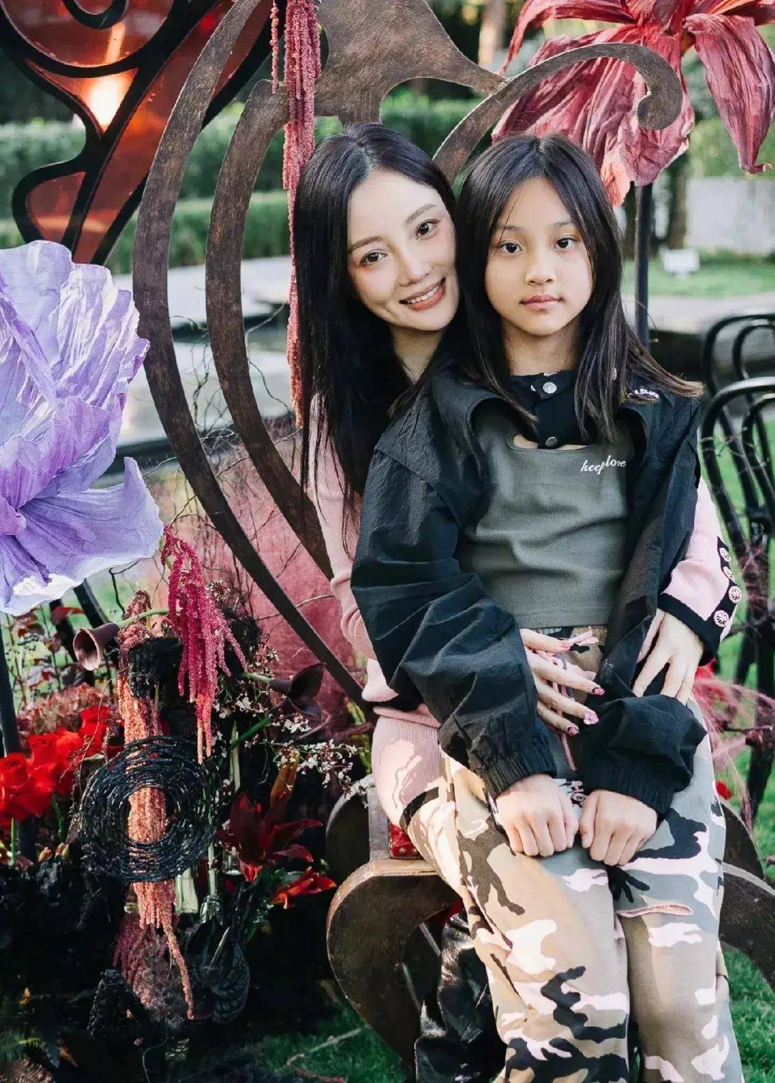 11岁甜馨杂志封面大片流出,模样大变认不出,网友:太像妈妈了_李小璐