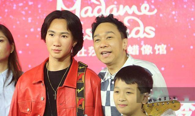 黄家驹去世25周年,这些人在家驹墓前久久不愿走,让人感动的想哭